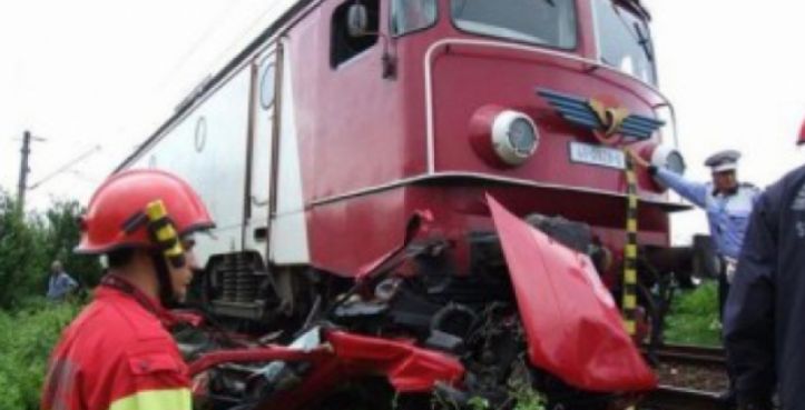 TRAGEDIE. Opt oameni au murit după ce un tractor a fost spulberat de tren