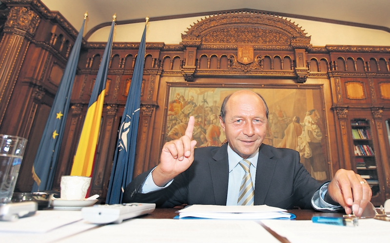 Traian Băsescu, despre absorbţia fondurilor europene: Decât să pună osul la treabă, e mai uşor să te cerţi la TV