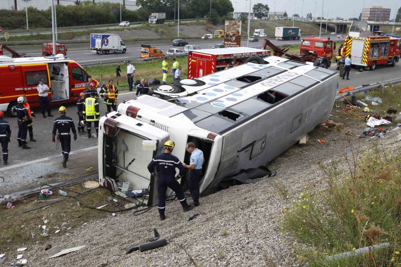 Trei morţi într-un grav accident de autocar produs în estul Franţei