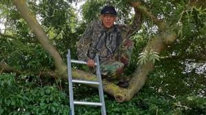 Un bărbat a stat o lună cocoţat într-un copac pentru doar 250 de lire sterline