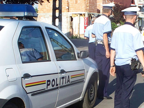 Un poliţist a fost bătut cu bâte şi sticle sparte