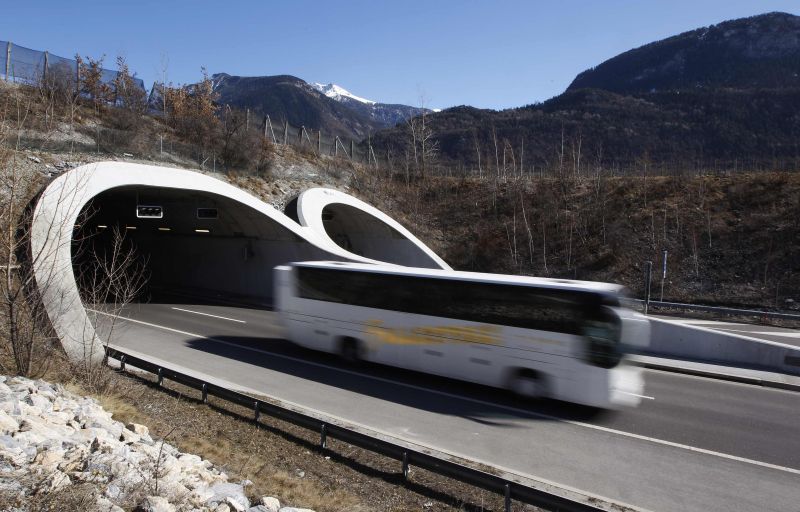 Un şofer român a blocat circulaţia într-un tunel din Elveţia pentru că TIR-ul pe care îl conducea era mult prea înalt