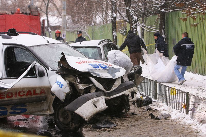 A murit pacientul unei ambulanţe implicată într-un accident