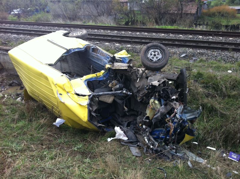 ACCIDENT GRAV. O dubiţă a fost LOVITĂ DE TREN. Două persoane au murit | VIDEO