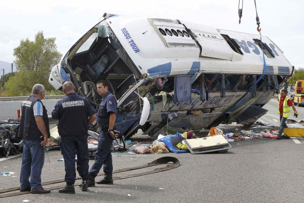 ACCIDENT GRAV pe DN 7. Autocar LOVIT de DOUĂ TIR-uri