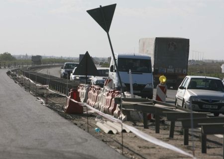 ACCIDENT PE  A1. Un TIR a rupt parapeţii pe Autostrada Bucureşti-Piteşti