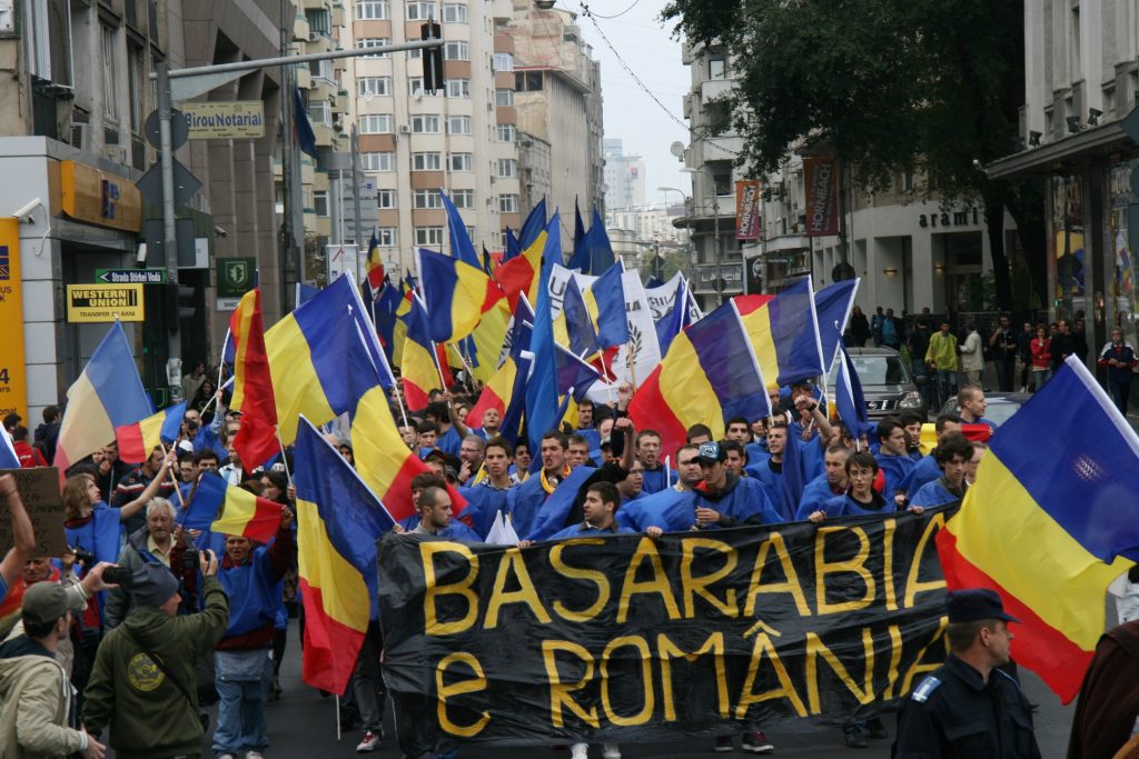 "Acelaşi sânge, aceeaşi ţară". Cei care vor UNIREA Basarabiei cu România MĂRŞĂLUIESC pe Calea Victoriei
