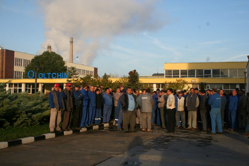 ACUM AU LOC proteste spontane pe platforma Oltchim: 150 de oameni nu şi-au luat banii de PATRU LUNI