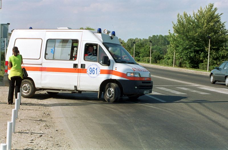Ambulanţă din Vaslui atacată cu sticle de bere