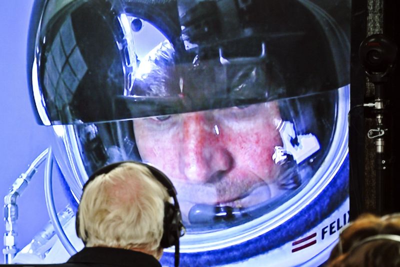 Cele patru recorduri reuşite de Felix Baumgartner în timpul marelui salt | VIDEO