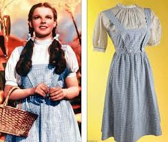 Costumul purtat de Judy Garland în Vrăjitorul din Oz va fi vândut la licitaţie