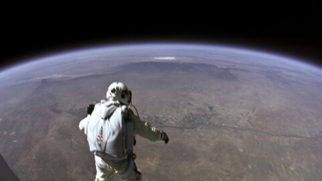 Felix Baumgartner a devenit viral pe Internet. Vezi ce personaje îl însoţesc în timpul săriturii record! | FOTO