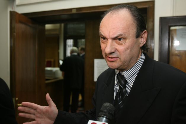 Fostul ministru al Agriculturii s-a săturat de închisoare. El este apărat de Victor Ciorbea