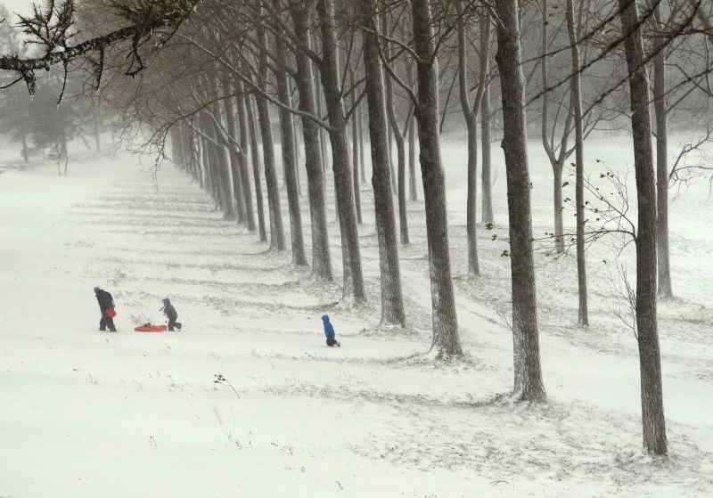 Haos provocat de vântul puternic şi căderile masive de zăpadă în Franţa, Polonia şi Elveţia