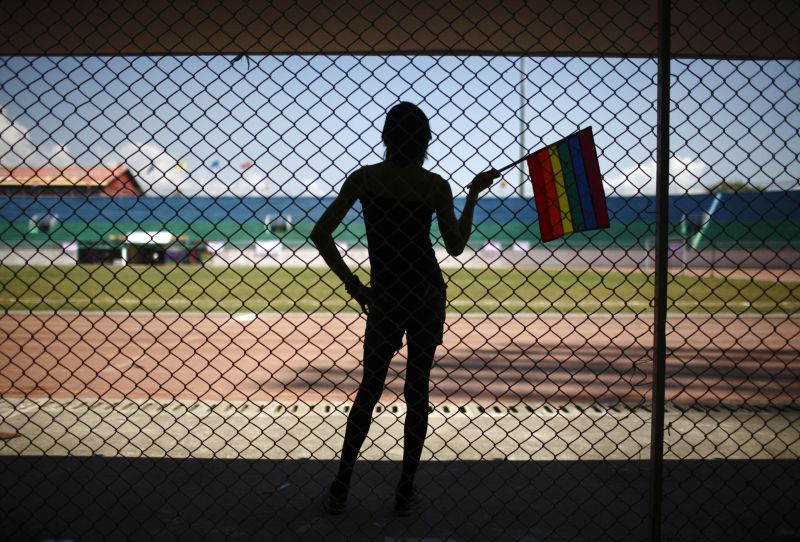 Lesbiană la închisoare. Cere compensaţii pentru suferinţele prin care a trecut