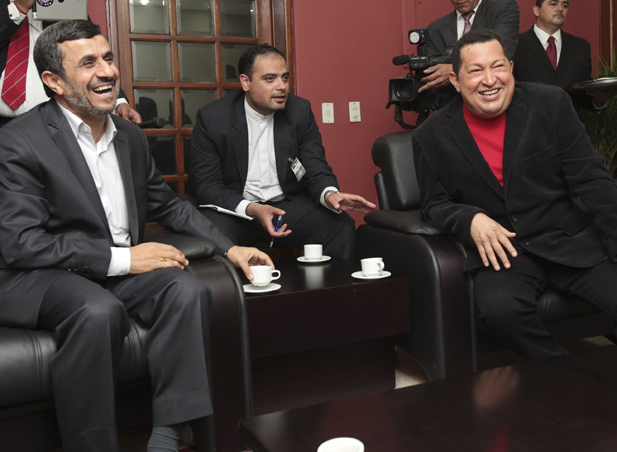 Mahmoud Ahmadinejad salută victoria "fratelui" Hugo Chavez