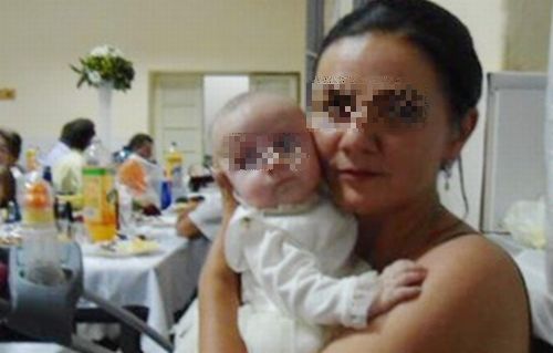 Maria, fetiţa aruncată de mama ei din taxi, a fost externată. Cine este tatăl