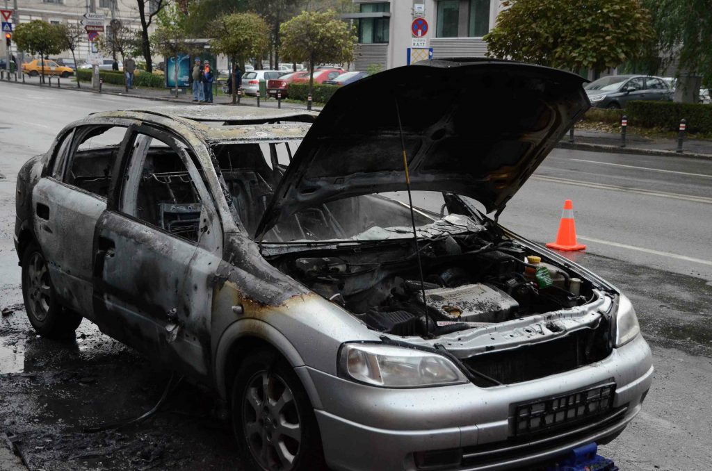 Maşină carbonizată la Timişoara. A fost cuprinsă de flăcări din senin