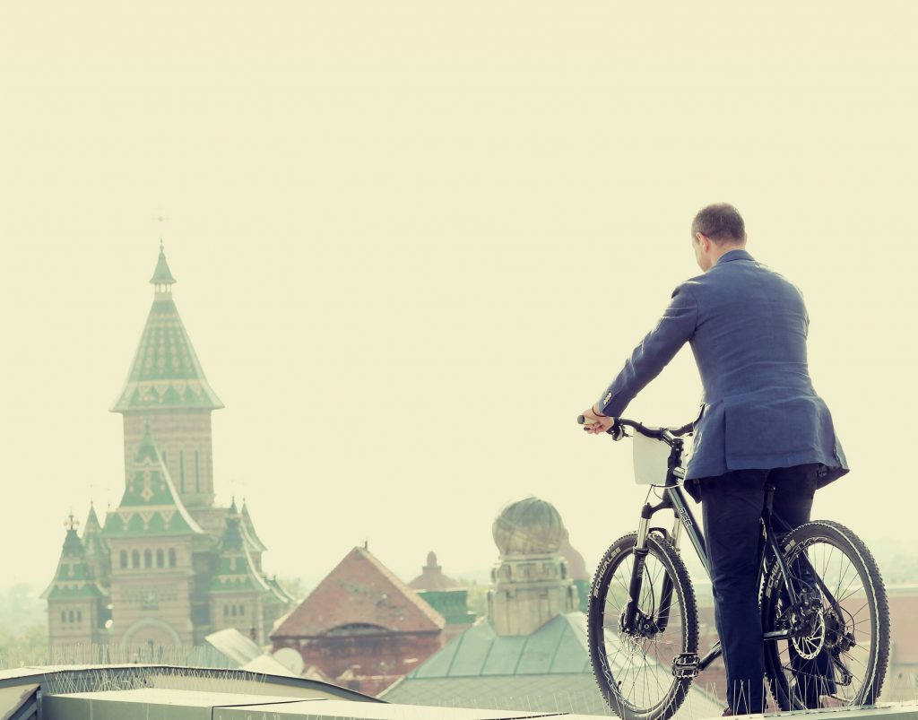 Milionarul Cristescu, unul din celebrii fraţi din Timişoara, a mers pe bicicletă la 30 m înălţime!