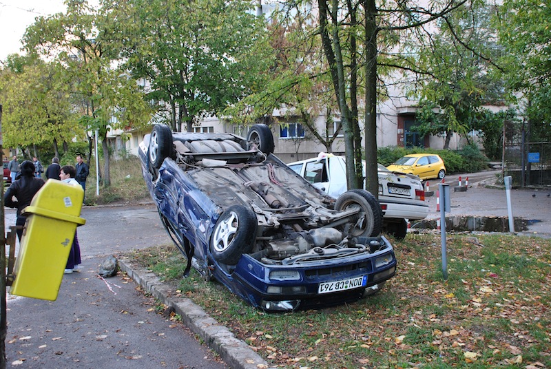 Noaptea de pomină a unui puşti de 16 ani: beat, s-a răsturnat cu maşina pe care tocmai o furase