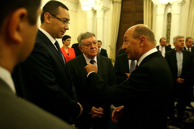 NYTimes: Coabitarea Băsescu-Ponta, fiecare cu mâna în gâtul celuilalt