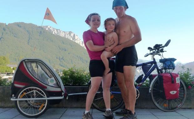 O familie de TEMERARI. Doi arădeni şi copilul lor de TREI ANI au PARCURS peste 800 de km cu bicicleta, prin Europa