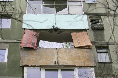 O fetiţă cu mama plecată în străinătate s-a aruncat de la balcon