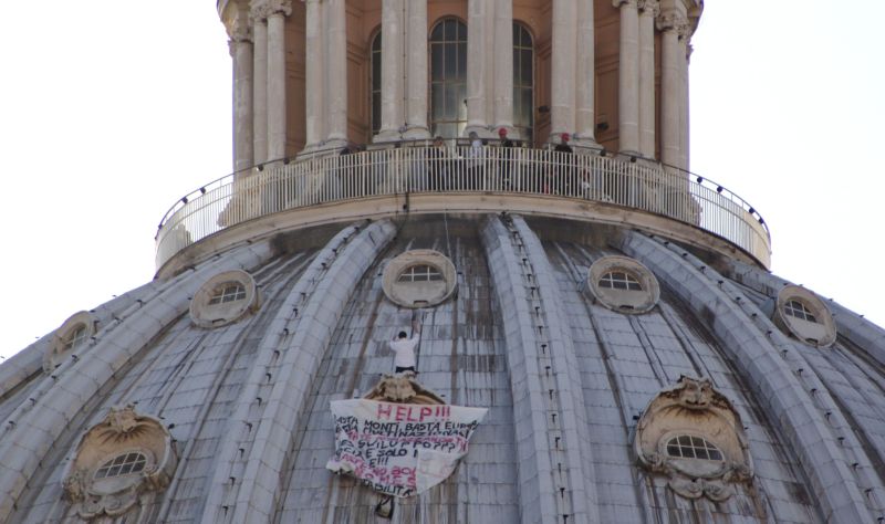 Protest inedit la Vatican: Un bărbat şi-a petrecut noaptea pe acoperişul Catedralei Sf. Petru