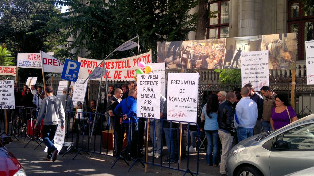 Protest MISA la Curtea Supremă: "Noi vrem dreptate pură, ei ne-au pus pumnul în gură!"