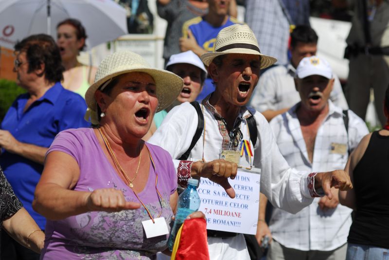 Proteste în apropierea restaurantului unde iau masa popularii europeni