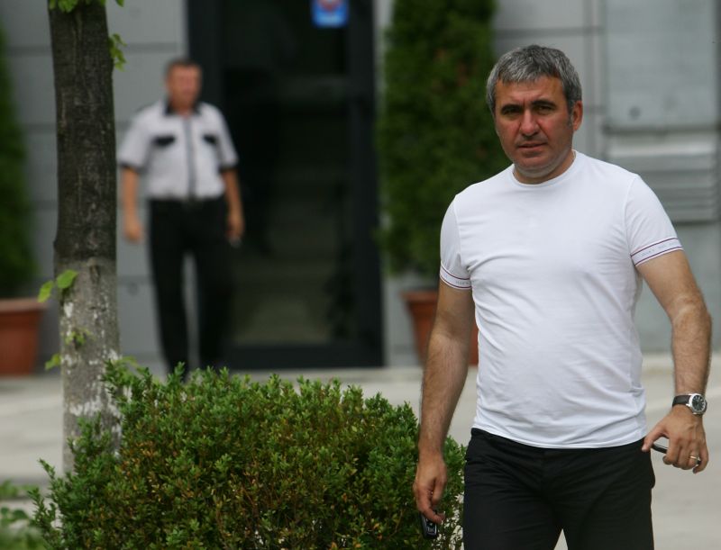 "Regele" Hagi, propus la şefia FRF: "E un manager mai bun decât toţi"