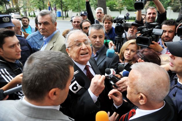 "Revoluţie" anti-Iliescu la sediul PSD