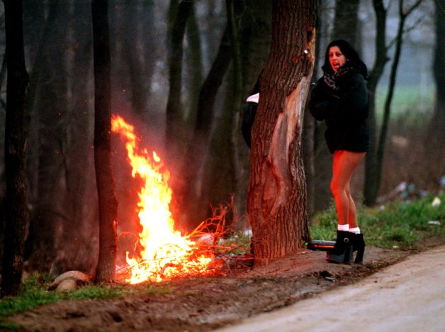 ROMÂNII CARE AU SPERIAT FRANŢA. Povestea Elenei "pour la bonne bouche", prostituata româncă din Bois de Boulogne | VIDEO INTERZIS SUB 18 ANI