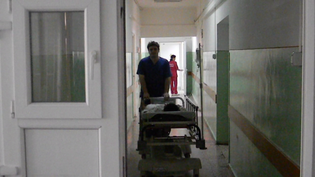 SCANDALOS. Spitalul din Buzău a angajat UN MEDIC CU PROBLEME PSIHICE, care şi-a bătut o colegă