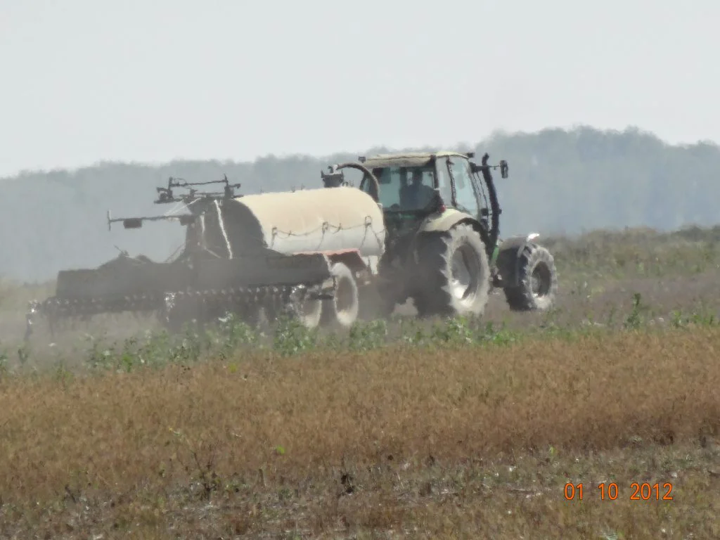 Secretele murdare ale agriculturii. Dejecţiile porcilor, împrăştiate pe un câmp cultivat la primăvară VIDEO