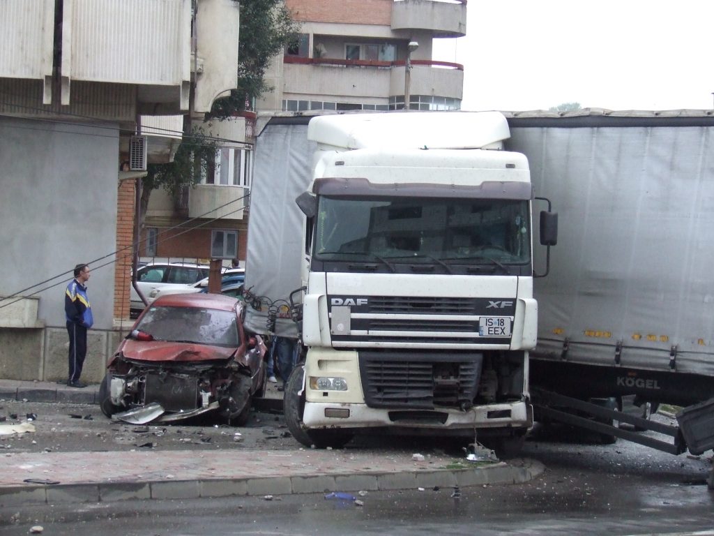 ŞOFER DE TIR, UN DEMENT PE ŞOSEA. A izbit un autobuz, a călcat trei maşini, a băgat 6 oameni în spital. Avea permisul suspendat şi 18 amenzi pentru viteză excesivă