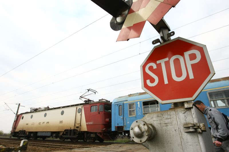 TRAGEDIE. O fată de 13 ani a murit, după ce a căzut din tren. Însoţitorul, CERCETAT PENTRU NEGLIJENŢĂ!