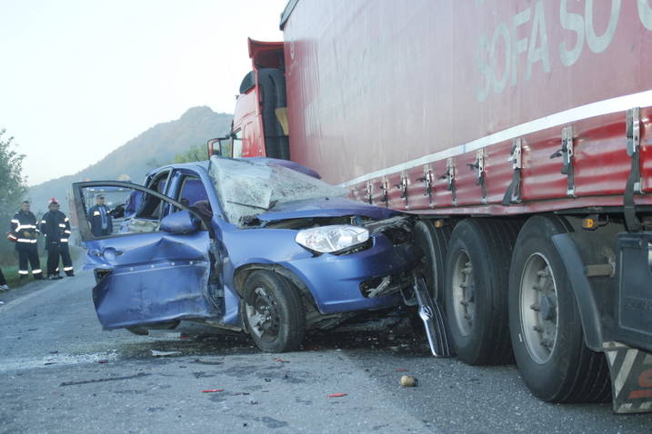 TRAGEDIE PE ŞOSEA. O tânără însărcinată a fost grav rănită într-un accident. Soţul ei a murit