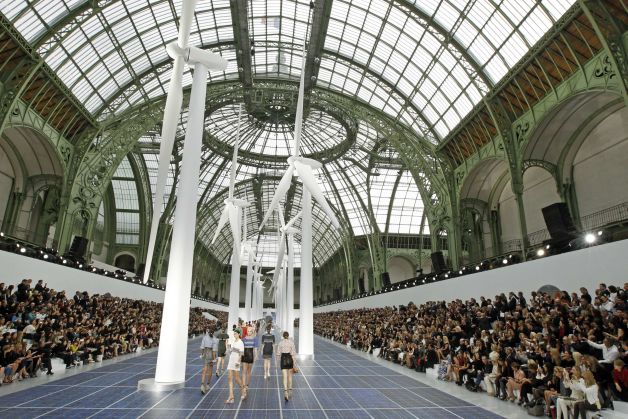 Ultima idee a lui Lagerfeld. Mori de vânt pe Champs-ElysÃ©es pentru spectacolul Chanel | FOTO