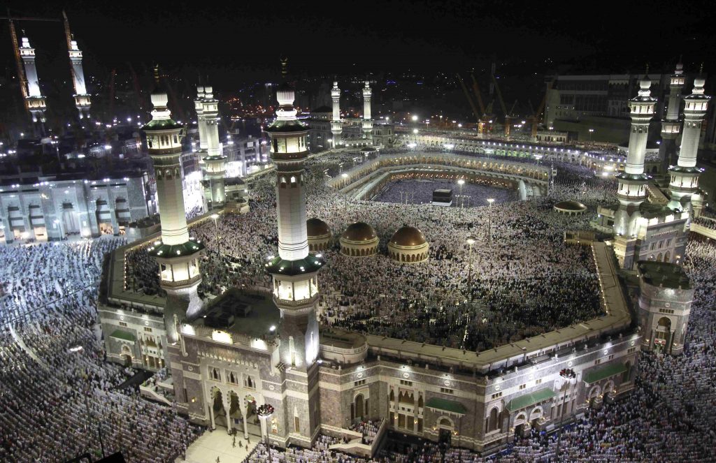 Un musulman a mers pe jos 5.700 kilometri până la Mecca. IMAGINI INCREDIBILE cu milioane de musulmani la hagialâc | FOTO