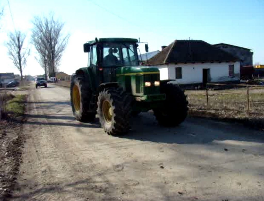 Un tractor a căzut în Dunăre de pe un bac. Un tânăr a murit