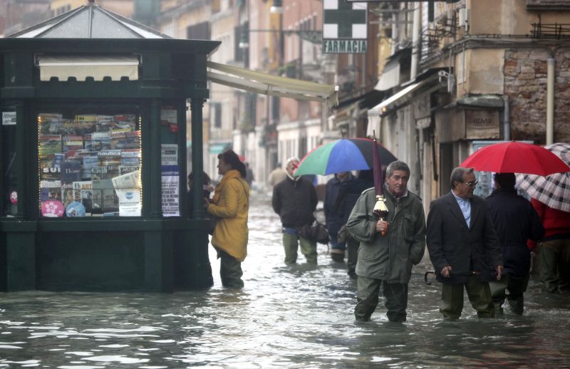 Ce mai fac unii români în străinătate? Arestat în Italia pentru 239 de amenzi neplătite; reţinut la Bruxelles pentru răpirea fostei soţii