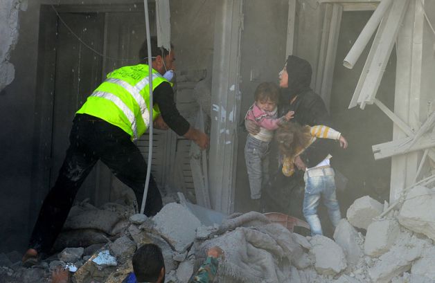 Cel pu?in zece copii, uci?i în într-un sat sirian dup? un atac cu bombe prin fragmentare