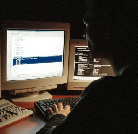 DEFINITIV Hackerul „Vl?dutz” a fost condamnat la trei ani de închisoare cu suspendare. Trebuie s? pl?teasc? daune de 155.000 de dolari