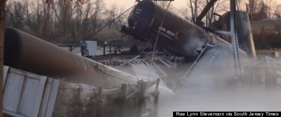 Dezastru ecologic: Un tren care transporta substan?e toxice a c?zut într-un râu