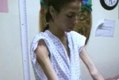 E ANOREXICĂ şi iubeşte să facă prăjituri