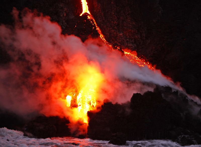 FENOMEN SPECTACULOS. Ce se întâmpl? când LAVA vulcanic? ajunge în ocean | FOTOGALERIE