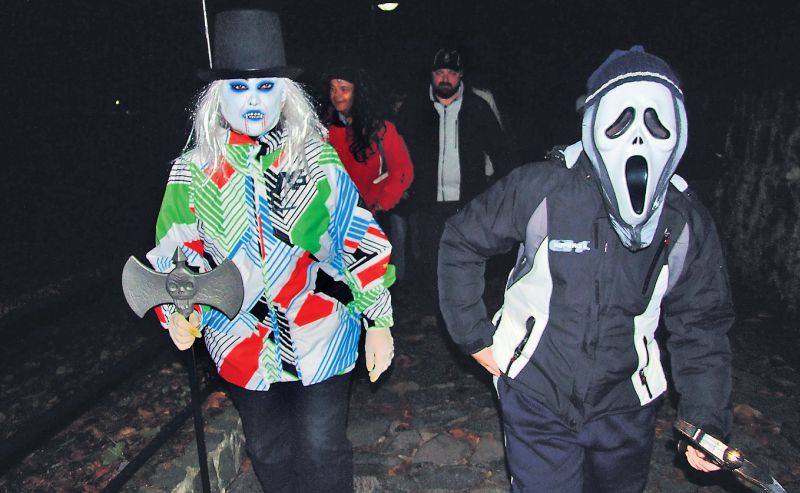 HALLOWEEN-UL şi-a cerut dreptul: trei tineri omorâţi la o petrecere, ca într-un film de groază