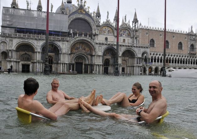 IMAGINI SPECTACULOASE. Cum înoată turiştii în centrul istoric din Veneţia | VIDEO