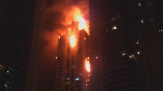 INCENDIU LA DUBAI. Vezi cum arde un zgârie-nori | VIDEO